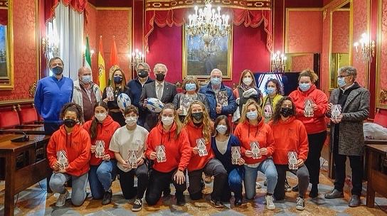 phpnovel's tweet image. Presentamos el Programa “Rugby Mujer” en colaboración con @escoriones, iniciativa para dar a conocer el rugby en escolares de secundaria y bachiller 🏉🏉
📢 #Rugby&amp;amp;Mujer @paco_cuenca_gr @jahuertas73 @anamu67 @mjvillagar @alhambranievas @federacionandaluzaderugby @aytogr