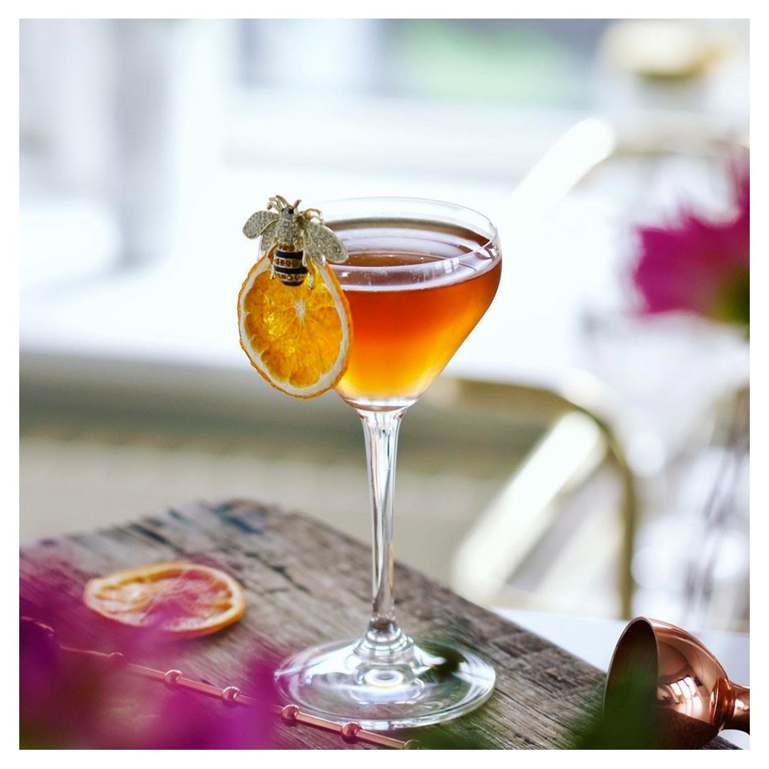 Gin Mare (@ginmare) on Twitter photo ELDER MARTINEZ by the cocktail blog (IG) ๐
6 cl Gin (@ginmare )
3 cl Rosso Vermouth (<a href="/thestarlino/">thestarlino</a> )
0,75 cl Elderflower Aperitivo
0,75 cl Dry curaรงao
1 Dash Aromatic Bitters
Stir with plenty Love & Ice
Strain into chilled glass
Garnish orange ๐ ELDER MARTINEZ by the cocktail blog (IG) ๐
6 cl Gin (@ginmare )
3 cl Rosso Vermouth (<a href="/thestarlino/">thestarlino</a> )
0,75 cl Elderflower Aperitivo
0,75 cl Dry curaรงao
1 Dash Aromatic Bitters
Stir with plenty Love & Ice
Strain into chilled glass
Garnish orange ๐