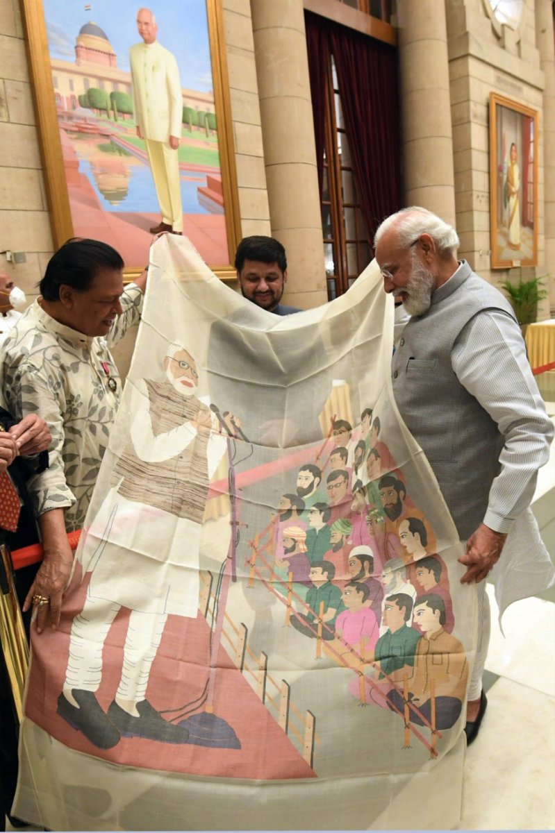 kvicindia's tweet photo. Respected @narendramodi highly appreciated the #PadmaShri winner #BirenKumarBasak, who hailed from #WestBengal. @narendramodi mentioned that "Biren Kumar Basak is a reputed weaver, who depicts different aspects of Indian history and culture in his sarees". https://t.co/HM1U7JZMxN