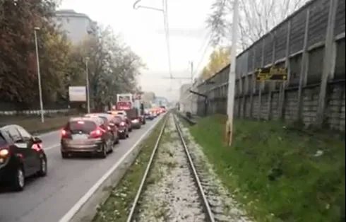 Da #Limbiate a #Paderno, a #Cormano, il tram della Comasina batte le auto in coda | VIDEO - Il Notiziario buff.ly/2YLm4qG #Milano #traffico #altomilanese