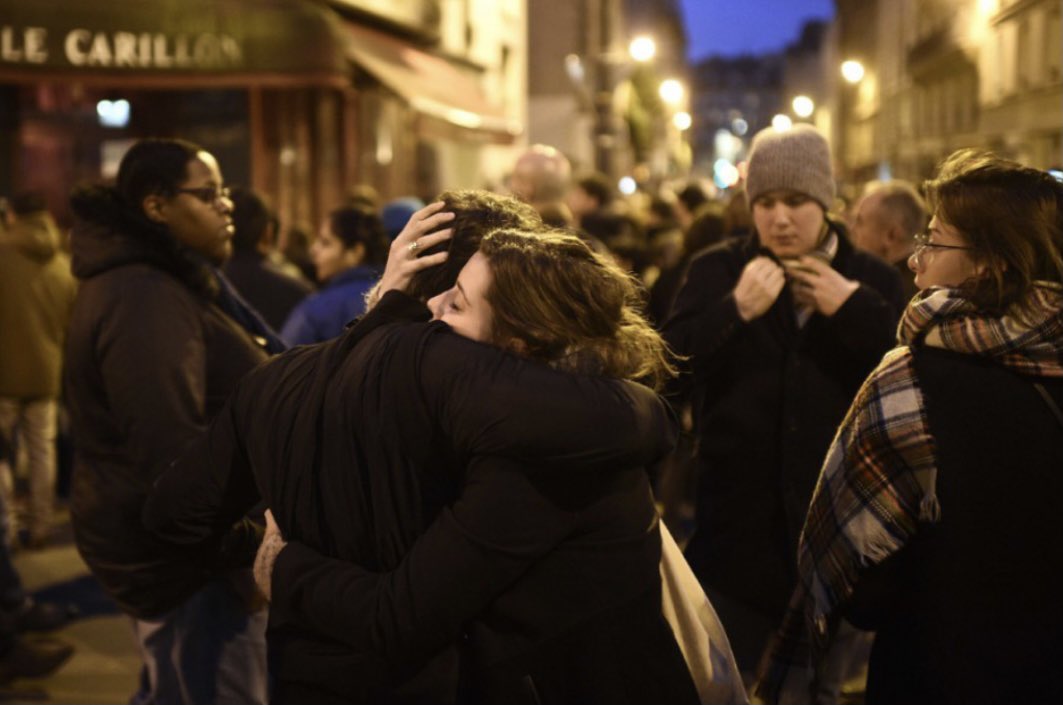 hugoclement's tweet photo. 13 novembre 2015. Il y a 6 ans. 

N’oublions jamais. 

📸 Martin Bureau AFP https://t.co/TCKnDeyExz