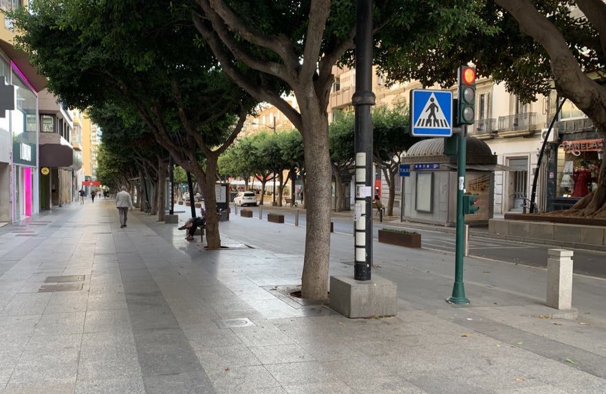 Red flag 🚩🚩: Ir a los abarrotados centros comerciales en vez de a las tiendas del centro

Ver el Paseo así, un sábado, mientras hay colas para entrar al centro comercial…

Pd: Nada en contra de los CC, pero el centro languidece…