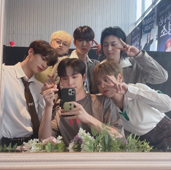 Junselen's tweet photo. Solo quería decir que hoy cumplo 100 días con WEi, son los chicos más talentosos y bellos que he conocido
La verdad me encanta estar con ellos, me siento segura con ellos
Nunca me quiero alejar :(<3
Agradezco de formar parte de esta familia😭
WEi=🏡💝
#100dayswithWEi #WEi #위아이 https://t.co/ussrxbaUSJ