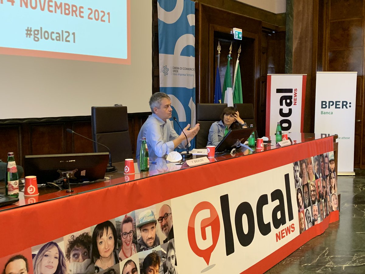 festivalglocal's tweet photo. “Per tanto tempo i giornalisti sono stati abituati a lavorare dentro una capsula temporale come il giornale di carta 🗞. Nel passaggio all'eterno presente del giornalismo digitale📱, molti si sono trovati in difficoltà”.
@fedebadaloni a #glocal21 per #iltempodellettore 🧐 https://t.co/lPgojrJ2vK