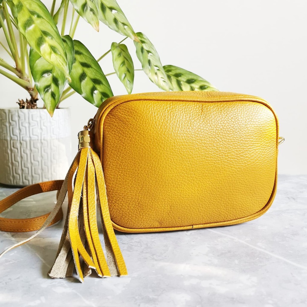 LiveLagom's tweet image. You can have sunshine even on a cloudy day with this brightly hued handbag! ☀️
Sustainably made in soft yellow leather it has a matching tassel and a long crossbody strap 💛😊
.
.
.
#boxbag #leatherbag #yellowbag #yellow #sustainablebrand #autumnstyle … instagr.am/p/CWNjXqJMP1u/