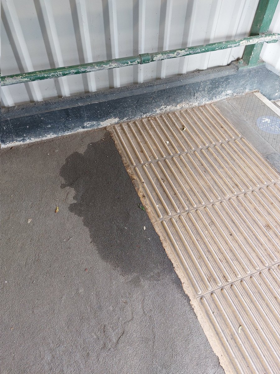 chaletschoolfan's tweet photo. The puddle retains its identity even on dry days #puddlewatch #WestHarrow @TfL https://t.co/PvHv7IcMwb