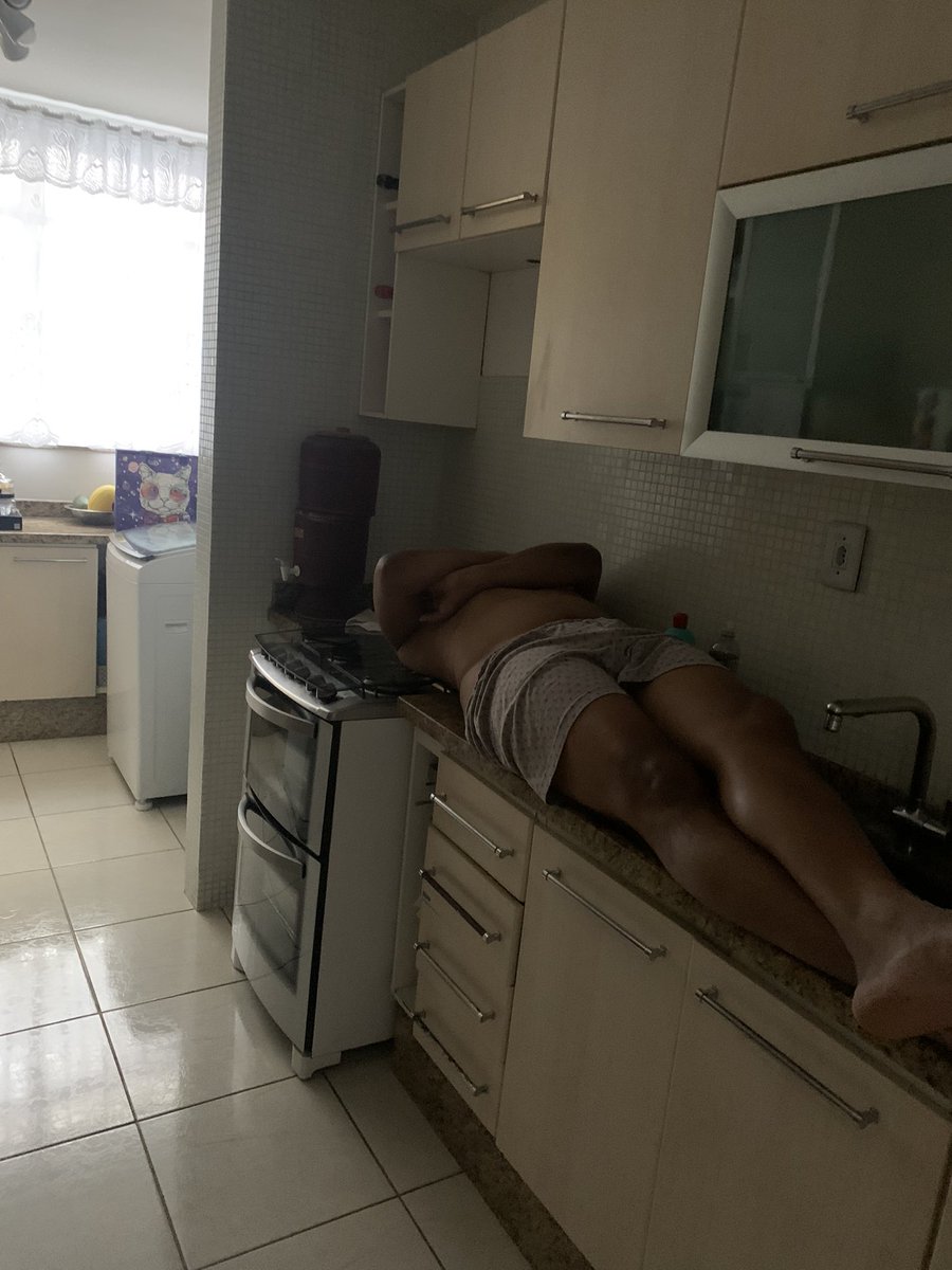 giuhoth's tweet photo. Parece que a noite foi boa pro meu pai, olha onde ele dormiu…. https://t.co/F2ixooMJp9