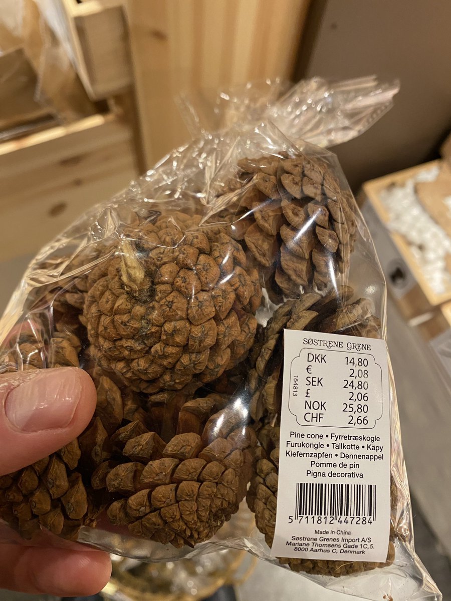 Gratis tip voor de feestdagen: ga naar het bos, zoek een paar dennenappels, touwtje eromheen en ophangen maar. Bespaart je geld (3 euro voor een zakje) en plastic. En levert je - onder meer - een gratis frisse neus op. 

#wieverzintzoiets #wiekooptzoiets