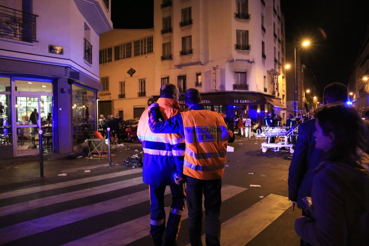 ProtecCivilefr's tweet photo. #Hommage

Tous les bénévoles de la Protection Civile s'associent à l'hommage rendu aujourd’hui aux victimes des attentats du #13Novembre 

📷 : Protection Civile Paris Seine https://t.co/rzG6mMP350