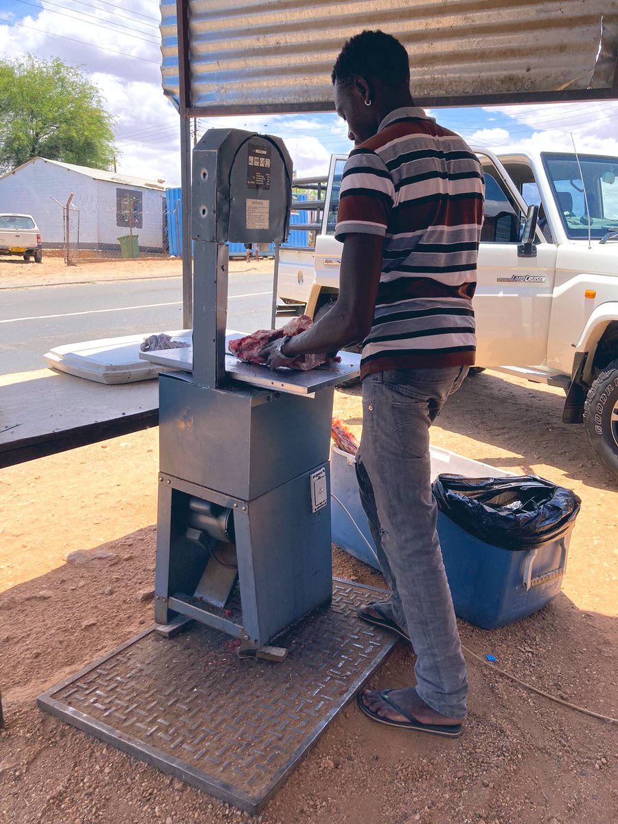 Tjaronda's tweet photo. Cutting meat 🥩. #KasiNomics https://t.co/abInRnByb1