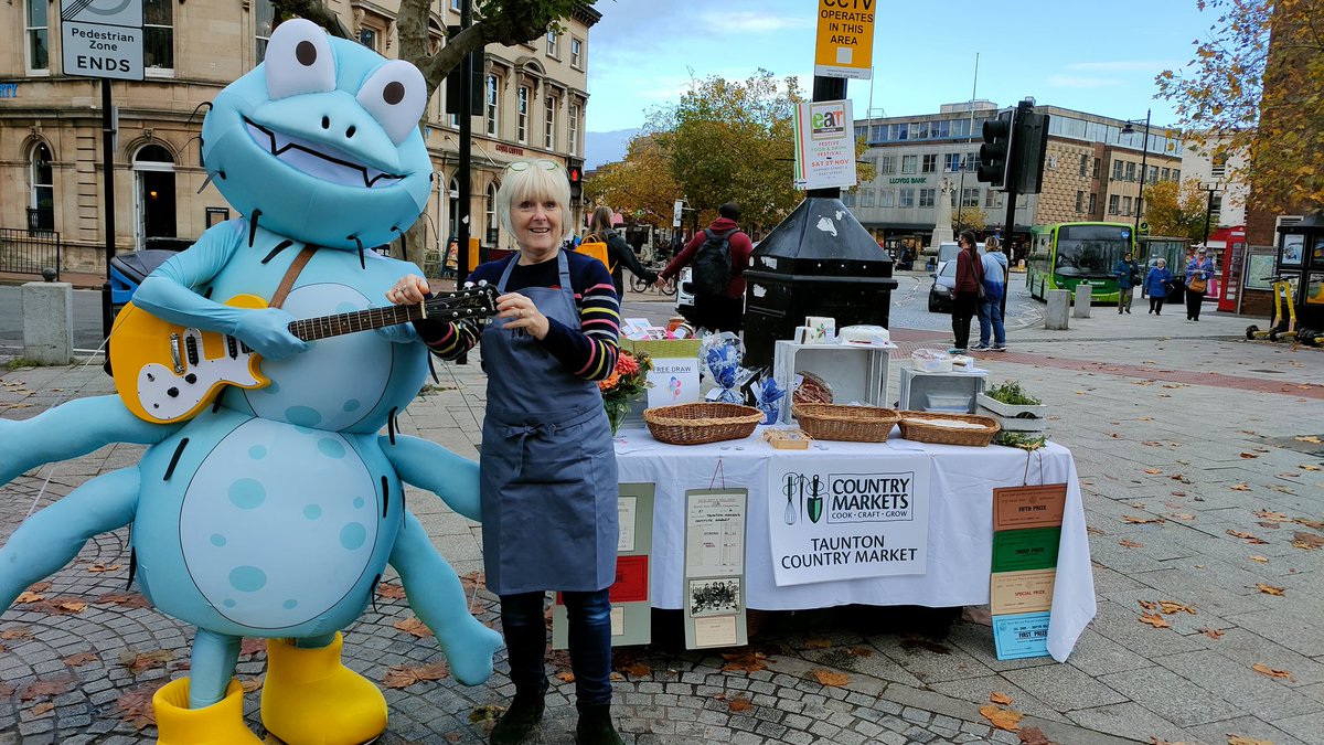 Meeting new friends in the High Street! 90th Birthday celebrations today.<a href="/Tauntoncmkt/">Taunton CM</a> Come and join us, we're lonely 😊🎉🎂