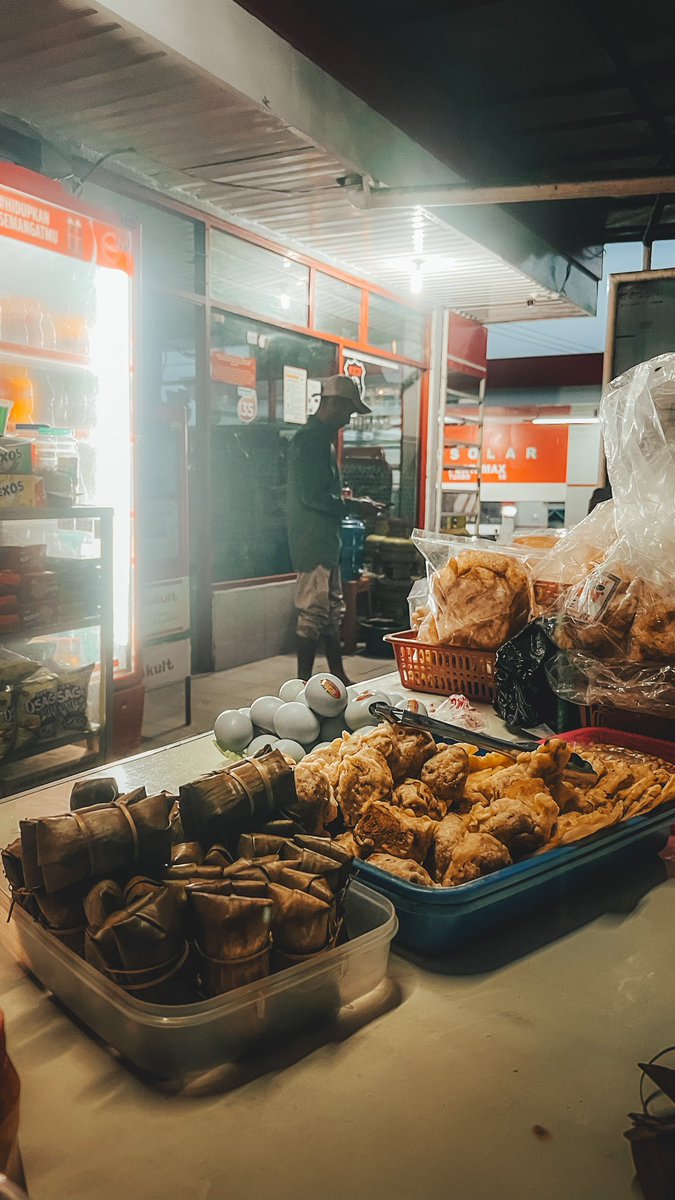 wiranagara's tweet photo. Aku ingin menjadi gorengan yang kaukunyah saat berteduh, sebelum kautolak karena sedang mengurangi konsumsi minyak.. https://t.co/HkigRGY6N0