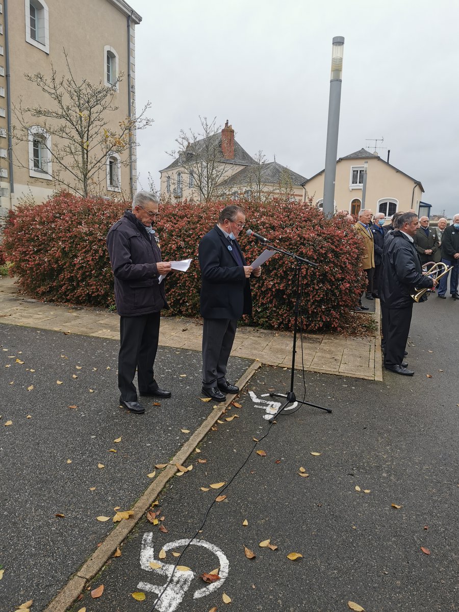 chateau_gontier's tweet photo. Apres #ChateauGontier Bazouges et #SaintFort, la commune déléguée d’#Azé vient de commémorer le #11Novembre. #hommage aux morts pour la France avec les associations d’anciens combattants et le retour du public 
@onacvg https://t.co/9tQN6DUqgb