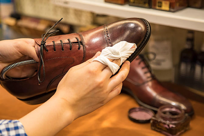 わかった、磨くとき中指に力入れすぎたのね。靴磨きして指を負傷すな…すな…すな… 