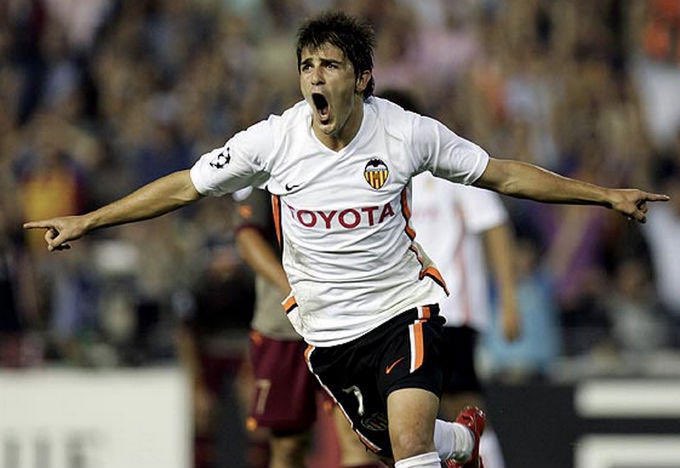 Hoy, hace dos años, anunció David Villa su retirada del fútbol en activo. <a href="/Guaje7Villa/">David Villa</a> marcó 129 goles y dio 41 asistencias en 225 partidos oficiales, siendo el quinto máximo goleador en la historia del club. Leyenda eterna.