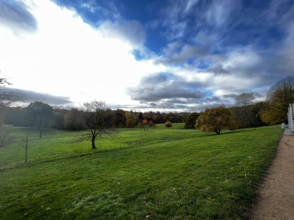 AlistarMcLaurin's tweet photo. @ruNW6 todays run featured a Kenwood loop, and we saw the lights going up for the Christmas illuminations, they look promising, I’m looking forward to seeing them on a December evening. https://t.co/imIqGadF7m