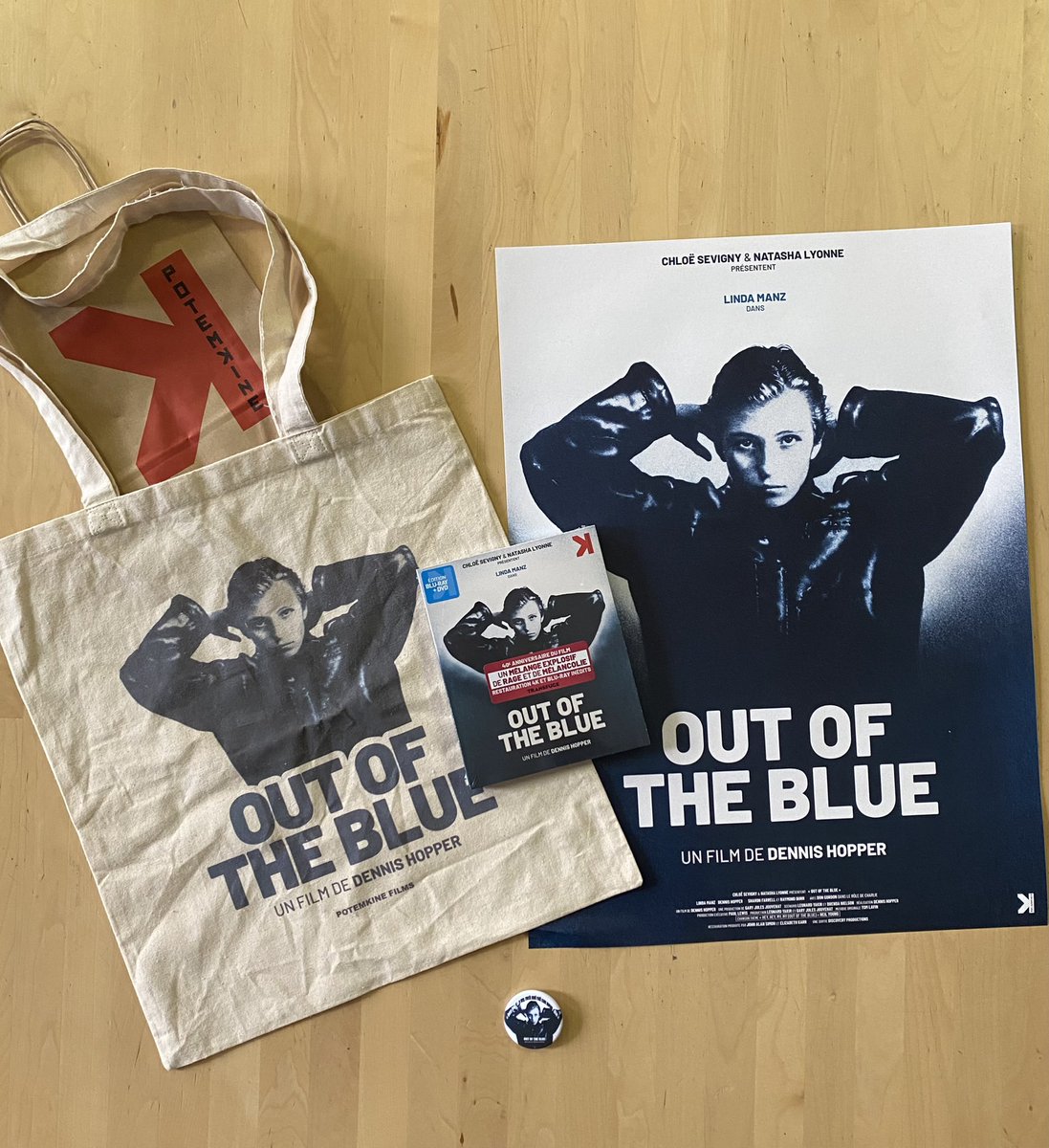 Pour fêter les 40 ans ans du film et la sortie de la version restaurée au Cinéma et en DVD/Blu-Ray, nous vous proposons de gagner 𝟻 𝚔𝚒𝚝𝚜 𝚌𝚘𝚕𝚕𝚎𝚌𝚝𝚘𝚛 𝗢𝗨𝗧 𝗢𝗙 𝗧𝗛𝗘 𝗕𝗟𝗨𝗘 (𝚞𝚗 𝙳𝚅𝙳/𝙱𝚕𝚞-𝚁𝚊𝚢 + 𝚞𝚗𝚎 𝚊𝚏𝚏𝚒𝚌𝚑𝚎 + 𝚞𝚗 𝚝𝚘𝚝𝚎-𝚋𝚊𝚐 + 𝚞𝚗 𝚋𝚊𝚍𝚐e