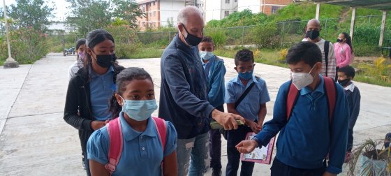 mariatabg's tweet photo. Nuestros chicos recibiendo sus morrales y uniformes escolares. Asistiendo a clases presenciales. En la UENB Hugo Rafael Chávez Frías Mariche Municipio Sucre. Gracias MPPE @Nancyor7 @NicolasMaduro @rosabecerra3 @gtorodelara @DeoletizisMaria @ZYSEGMIRANDA https://t.co/7JIj9OQKPZ