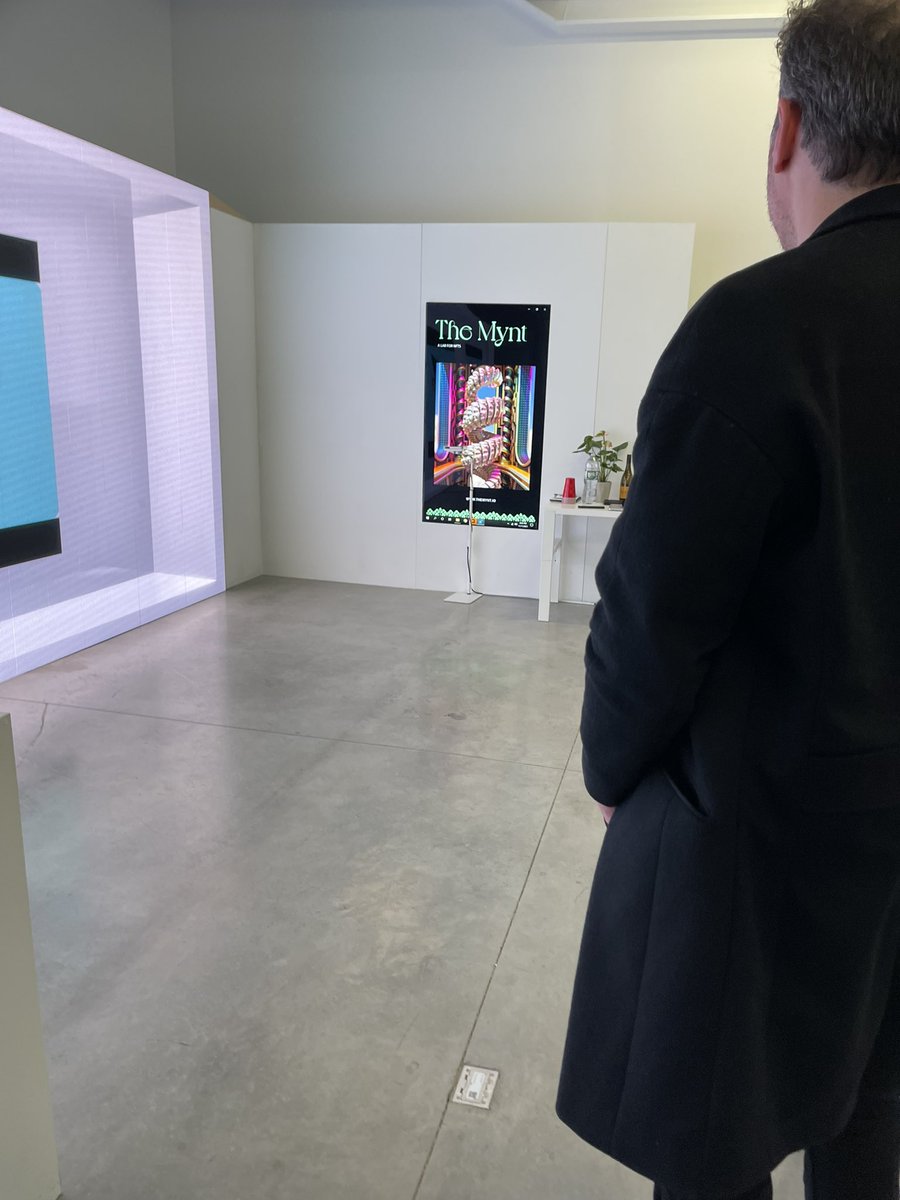 LeValleyKelly's tweet photo. Lovely meeting the @themyntlab team where I saw @MueoArt that caught my eye! #NYC #highlinenine https://t.co/nYvn8Sx5M5 https://t.co/b4X5dqIWxZ