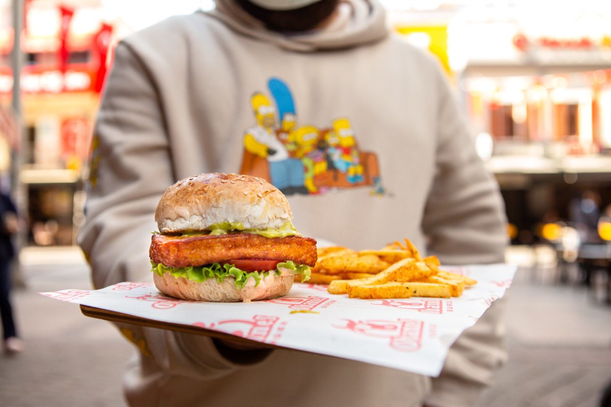 Ohannes_Burger's tweet photo. İşte sana mükemmel bir hafta sonunun anahtarı 🔑
📺Netflix
🍔Hellim Burger
💆🏻♂️Sonsuz Keyif
#ohannesburger #burgerstore #burgerday #burger🍔 #burgerstagram #netflixandchill #weekendburger https://t.co/7RoCw9Kihm