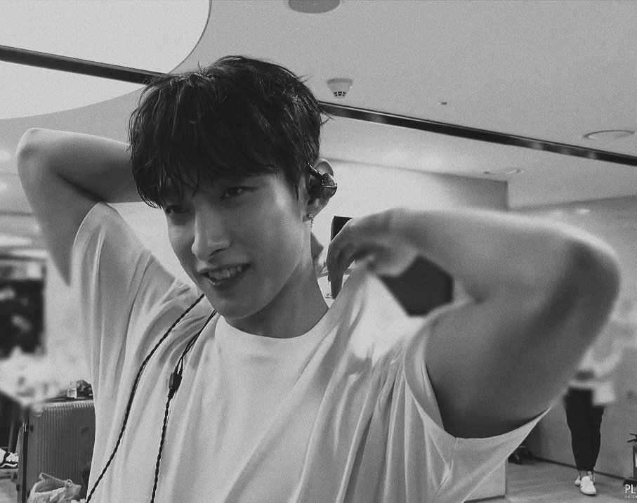 dokyeombliss's tweet photo. can someone help him fix his in-ear next time ... #도겸 https://t.co/HS147wK0dG