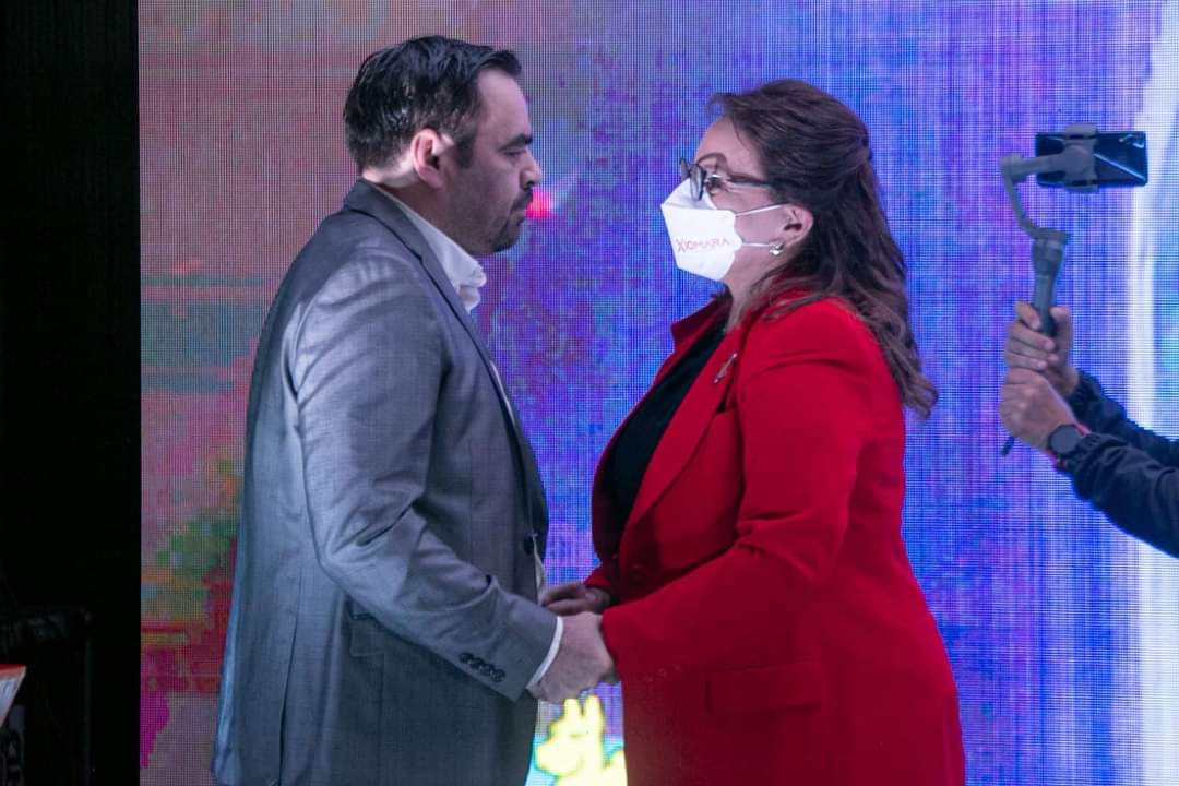 InfoDataHN's tweet photo. 🔰 #Unión
#Histórico, como nunca se ha visto en #Honduras, las fuerzas de oposición se unen para garantizar la alternabiilidad en el país. 

@MiltonBeniteztv y @XiomaraCastroZ en emotiva reunión, anunciando #Alianza https://t.co/sCUyIDjppw