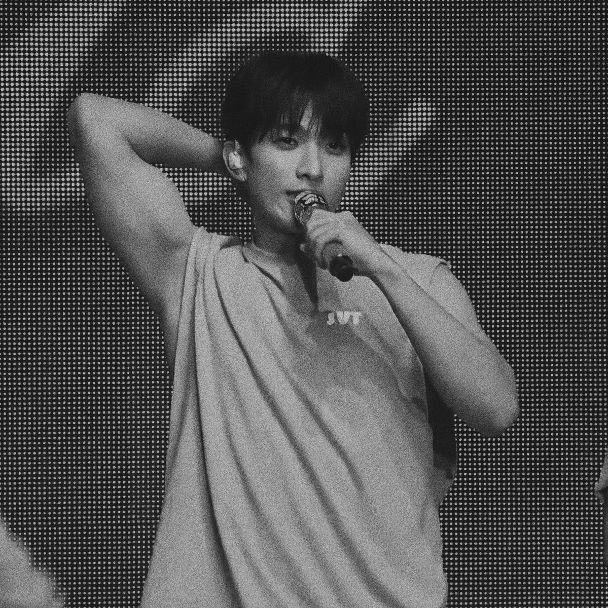 dokyeombliss's tweet photo. can someone help him fix his in-ear next time ... #도겸 https://t.co/HS147wK0dG