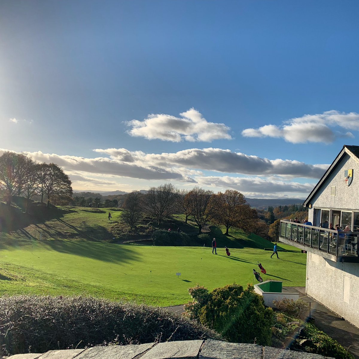 WindermereGolf's tweet photo. November in Windermere ☀️ 🍻 ⛳️ 🏌🏽‍♂️

#sun #balcony #drinks #cheers #golf https://t.co/QlKPCj2ovy