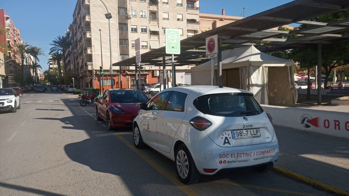 alternacoop's tweet photo. Bon dia! Este matí ens trobem a #Paiporta presentant el 1er vehicle elèctric i compartit de l'Horta Sud. 
Plaça 3 d'Abril 11.00-13.00h. 

Suma't a la revolució! https://t.co/61H4BhNLyJ