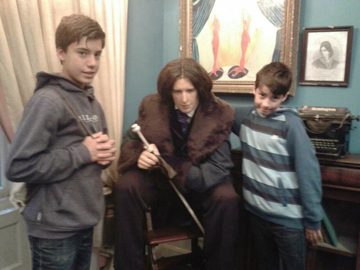 Pajcuu's tweet photo. La crítica va para mí, y para quien quiera escuchar, pero yo el primero de los tontos y el que más, por si aca. Una fotico con mi hermano en el museo de cera de Dublín y me calló para unos tiemposes. 🤠💘 https://t.co/BPSQWOFimL