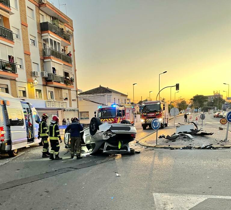 SPEISdeAljarafe's tweet photo. Sobre las 7:30 la dotación del parque de #MairenaDelAljarafe es activada por #Accidente de #Trafico en la Avd. de Sevilla, #CastillejaDeLaCuesta #Gines.

Turismo volcado sobre techo con conductor atrapado y diversos traumatismos.
Intervienen #DCCU #SUAP y #PoliciaLocal https://t.co/WLeYrR0rzu