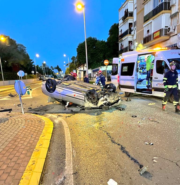 SPEISdeAljarafe's tweet photo. Sobre las 7:30 la dotación del parque de #MairenaDelAljarafe es activada por #Accidente de #Trafico en la Avd. de Sevilla, #CastillejaDeLaCuesta #Gines.

Turismo volcado sobre techo con conductor atrapado y diversos traumatismos.
Intervienen #DCCU #SUAP y #PoliciaLocal https://t.co/WLeYrR0rzu