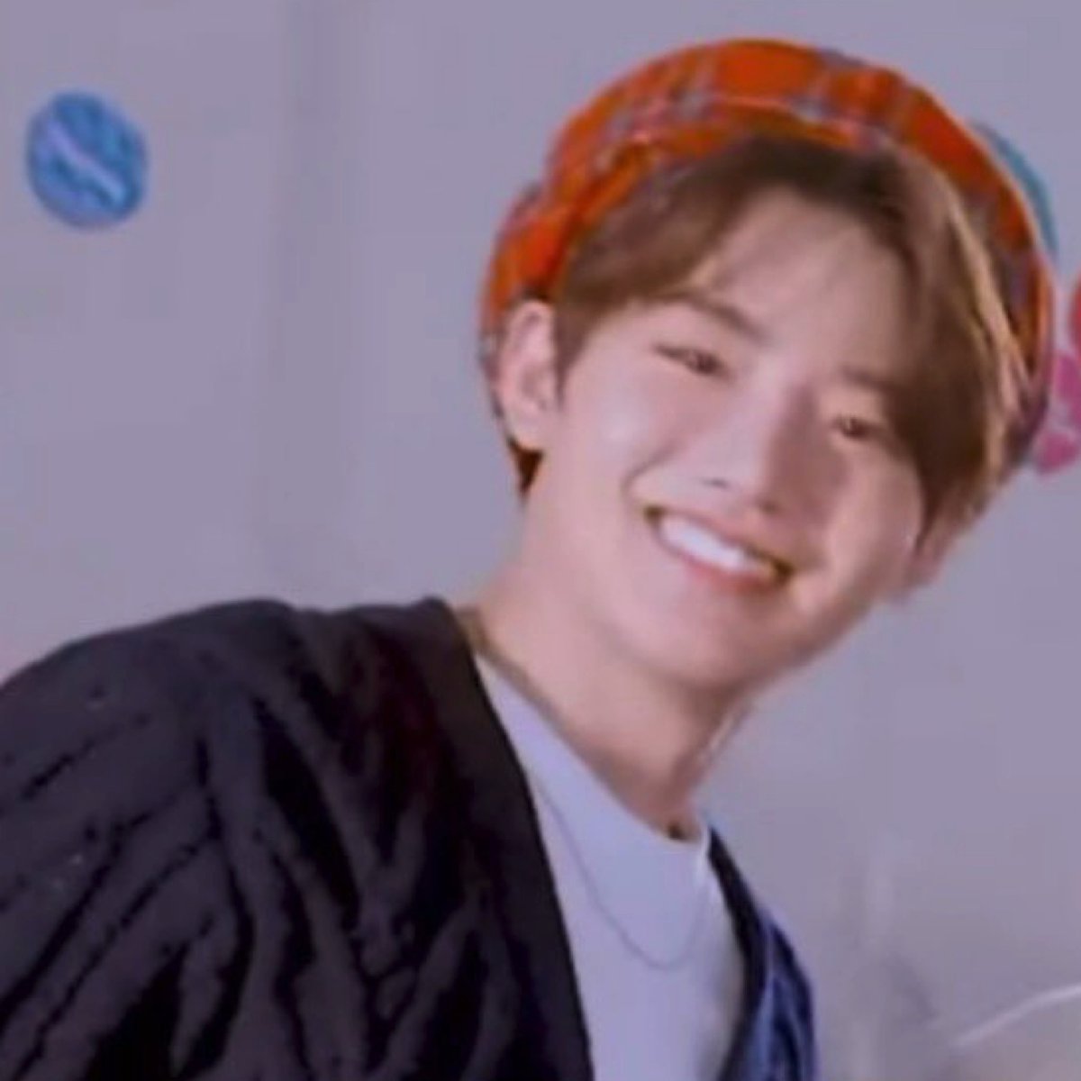 JKJSFEEDS's tweet photo. plaid beret with warm outer https://t.co/IqJPN3HWqq