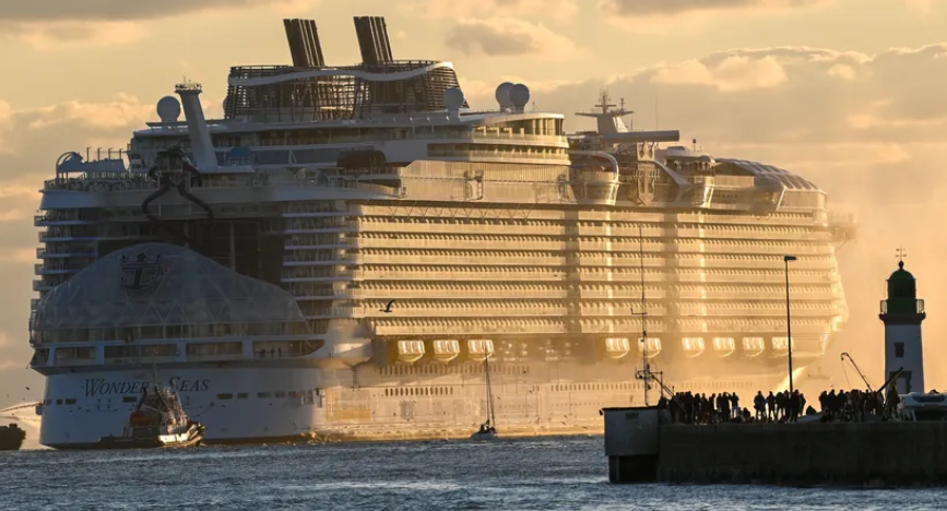 CSerier's tweet image. Cette énorme mocheté polluante est dans le port de Marseille. C'est le #wonderoftheseas 
1 milliard d'euros
9000 personnes dessus
 270 tonnes de carburant par jour 

Mais heureusement, tout va s'arranger avec la #COP26 !!
#foutagedegueule