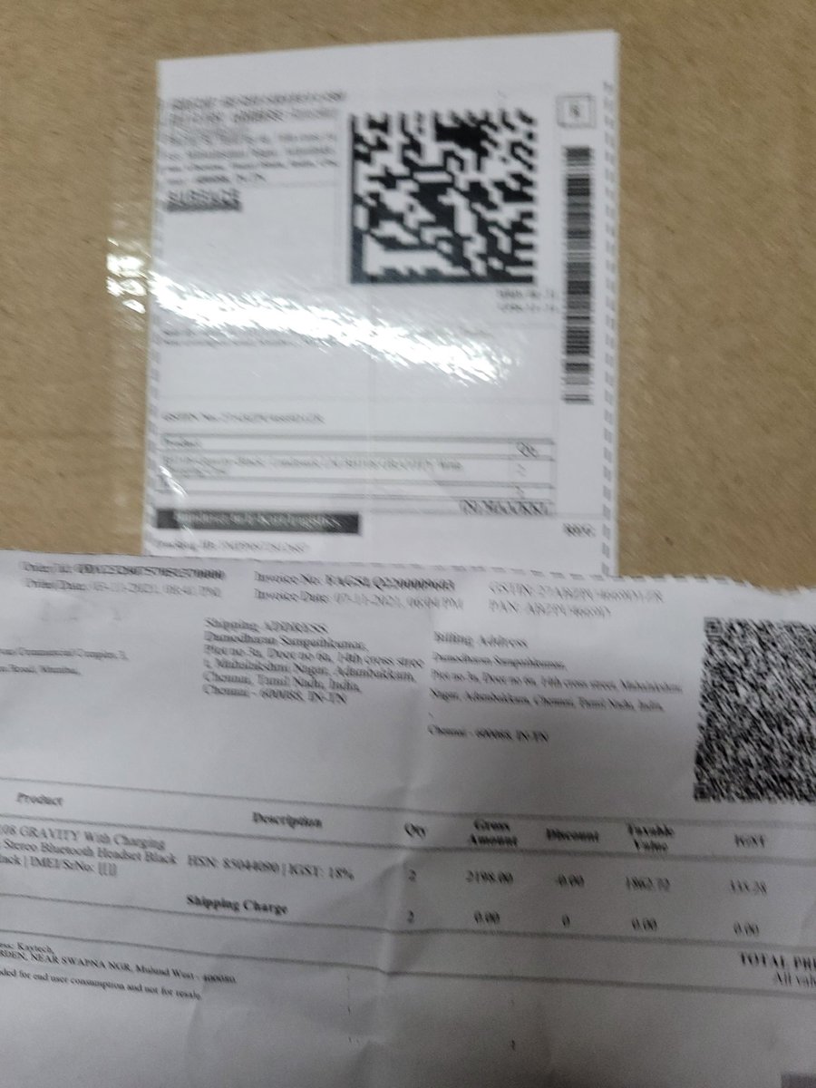 damo_s's tweet photo. @flipkartsupport @Flipkart 

I ordered two quantities of a headphones, only one was delivered while the box listed two items. There is no option on your app or call to select incomplete order. Neither is there a way to reach a support staff https://t.co/VgXT2FaZyk