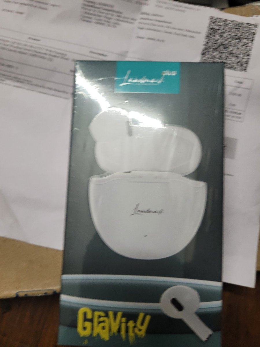 damo_s's tweet photo. @flipkartsupport @Flipkart 

I ordered two quantities of a headphones, only one was delivered while the box listed two items. There is no option on your app or call to select incomplete order. Neither is there a way to reach a support staff https://t.co/VgXT2FaZyk
