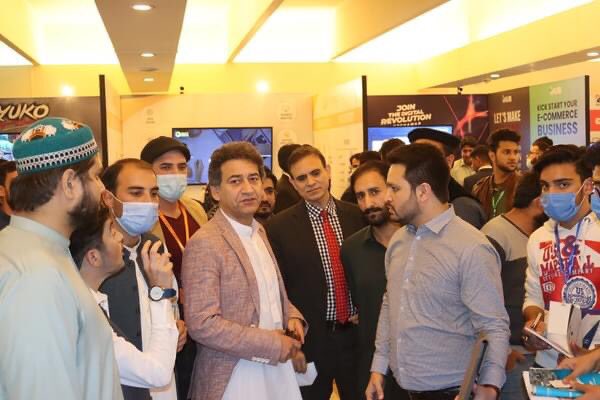 PTIOMardan's tweet photo. صوبائی وزیر @AtifKhanpti کا ڈیجیٹل یوتھ سمٹ میں مختلف سٹالز کا دورہ

نوجوانوں اور اسٹارٹ اپس سے ملاقات

خیبرپختونخوا ڈیجیٹل یوتھ سمٹ کے پہلے دن پاکستان بھر سے نوجوان سمٹ میں شریک ہیں۔

#DYS21 https://t.co/urDuDwJGMb