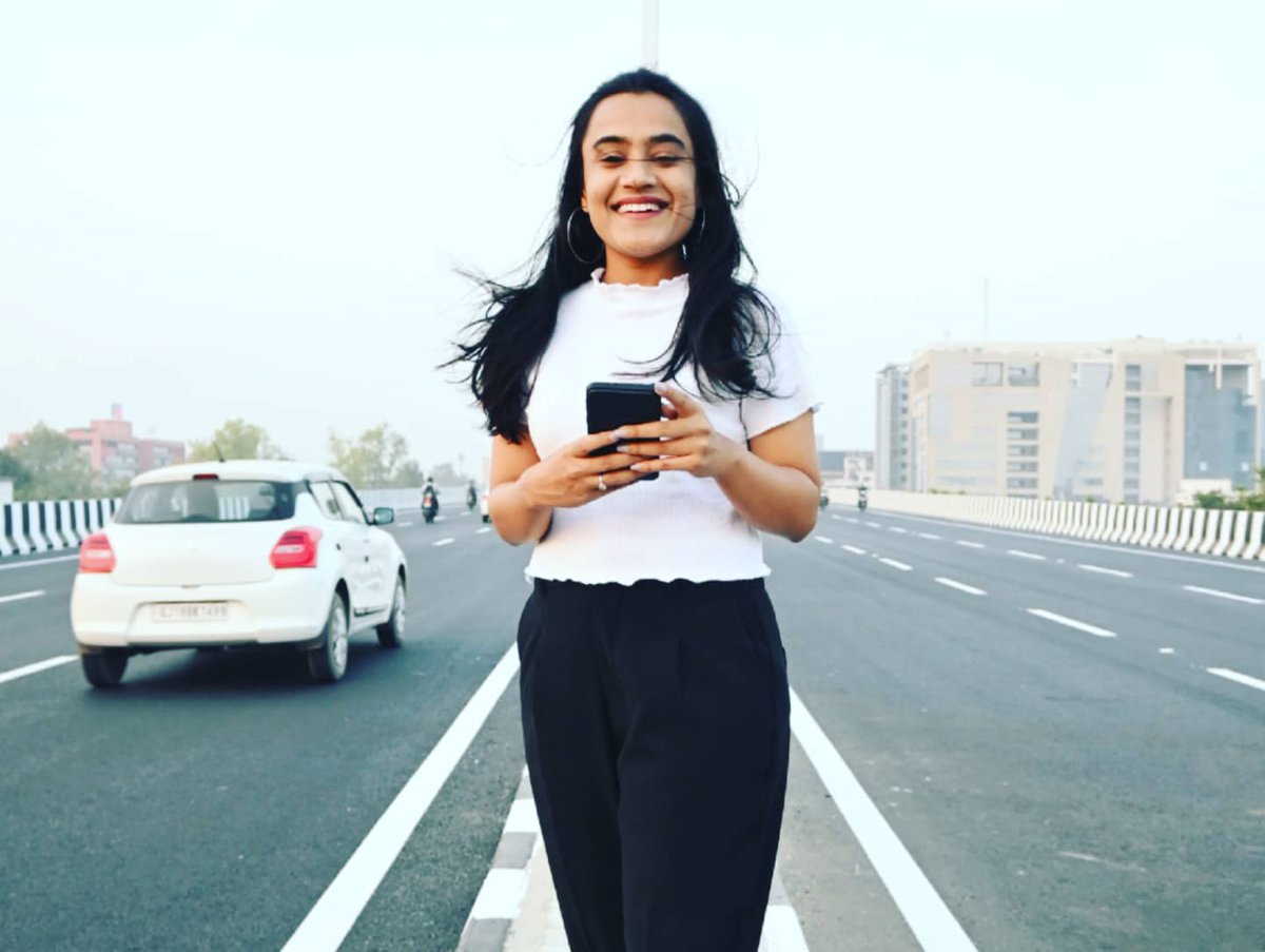 BaxiNatasha's tweet photo. कलम हाथ में है, खंजर की क्या जरूरत।
पढ़ी लिखी हूँ, सलीके से कत्ल करने को ।।
🖊 📝
#happyface
#journalistlife
#worktakesmeplaces
#updatedalways
#loveforblack🖤
#loveforwhite🤍
#leoshinesbright https://t.co/MTdR8EFJcK