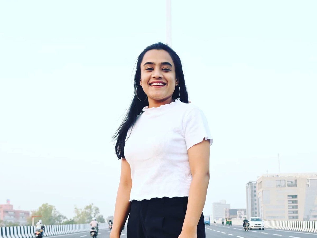 BaxiNatasha's tweet photo. कलम हाथ में है, खंजर की क्या जरूरत।
पढ़ी लिखी हूँ, सलीके से कत्ल करने को ।।
🖊 📝
#happyface
#journalistlife
#worktakesmeplaces
#updatedalways
#loveforblack🖤
#loveforwhite🤍
#leoshinesbright https://t.co/MTdR8EFJcK