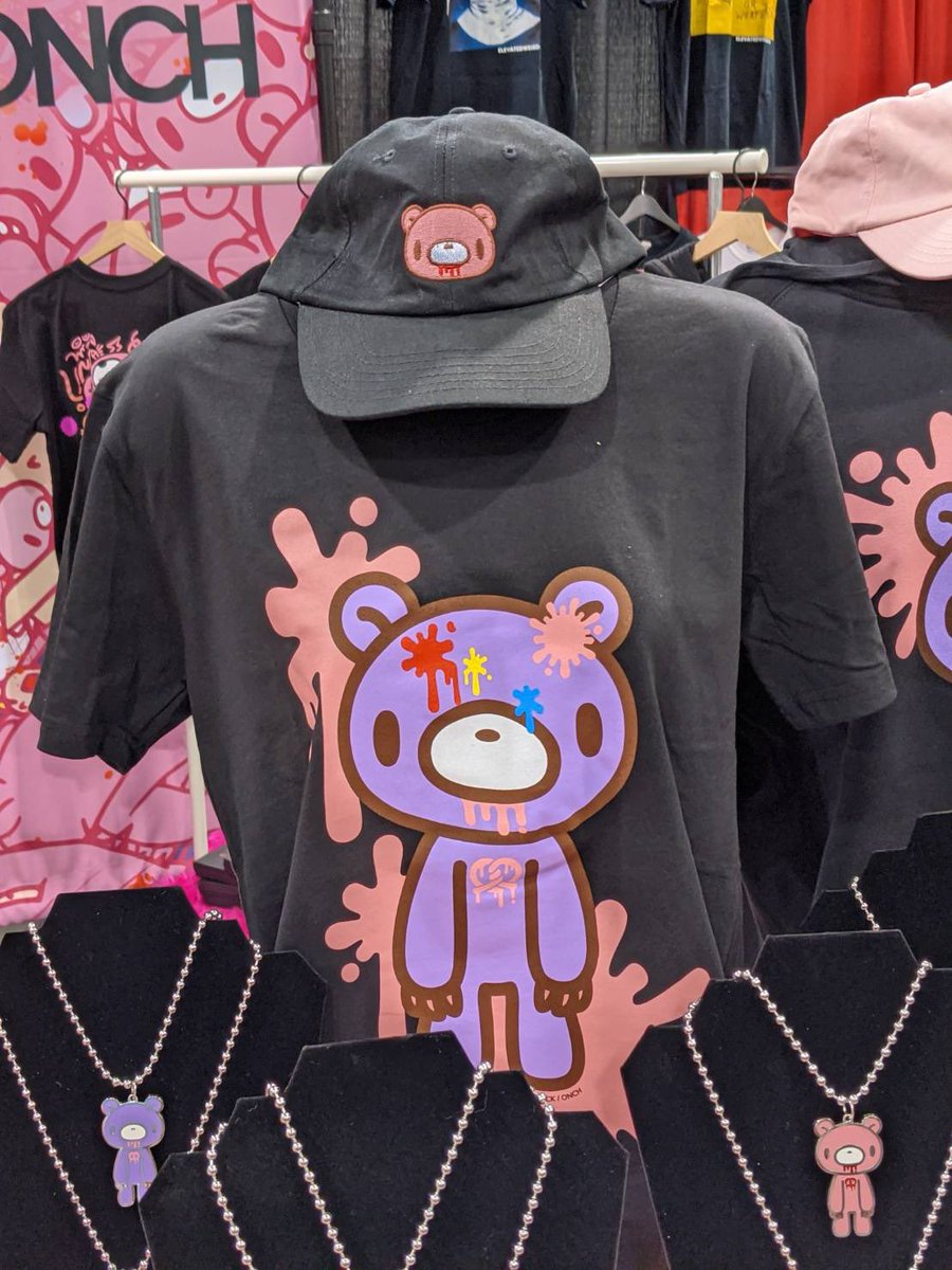 official_gloomy's tweet photo. 11月12日〜14日の3日間、ロサンゼルスで行われるDesignerCon2021にて、オンチ(@onch)さんとのコラボグッズが出展されました❣️
その模様を皆様にお届けします✨
※日本での販売は未定です。
#gloomybear
#グルーミー
#onch
#ロサンゼル
#LosAngeles
#DesignerCon2021 https://t.co/K8yckf9ArF