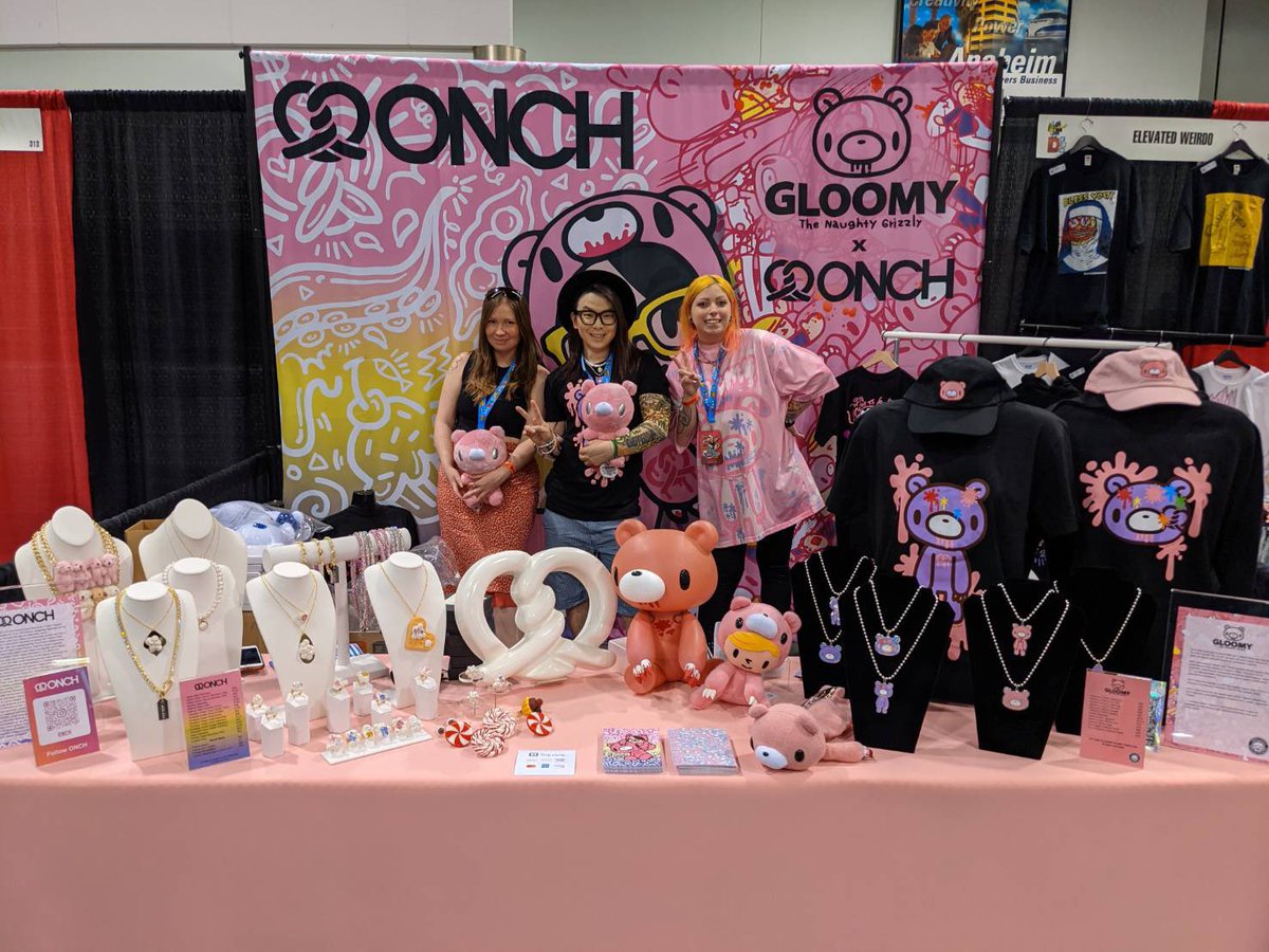 official_gloomy's tweet photo. 11月12日〜14日の3日間、ロサンゼルスで行われるDesignerCon2021にて、オンチ(@onch)さんとのコラボグッズが出展されました❣️
その模様を皆様にお届けします✨
※日本での販売は未定です。
#gloomybear
#グルーミー
#onch
#ロサンゼル
#LosAngeles
#DesignerCon2021 https://t.co/K8yckf9ArF