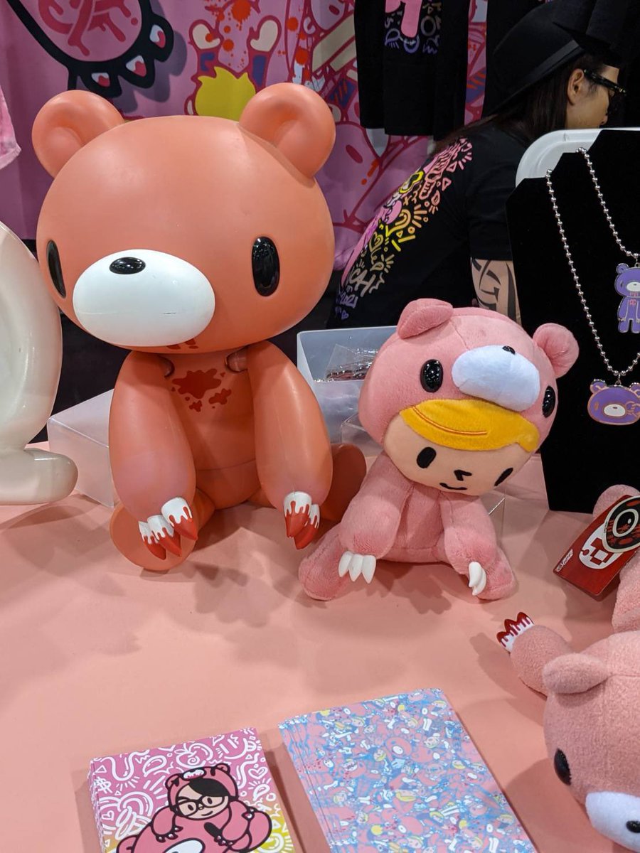 official_gloomy's tweet photo. 11月12日〜14日の3日間、ロサンゼルスで行われるDesignerCon2021にて、オンチ(@onch)さんとのコラボグッズが出展されました❣️
その模様を皆様にお届けします✨
※日本での販売は未定です。
#gloomybear
#グルーミー
#onch
#ロサンゼル
#LosAngeles
#DesignerCon2021 https://t.co/K8yckf9ArF