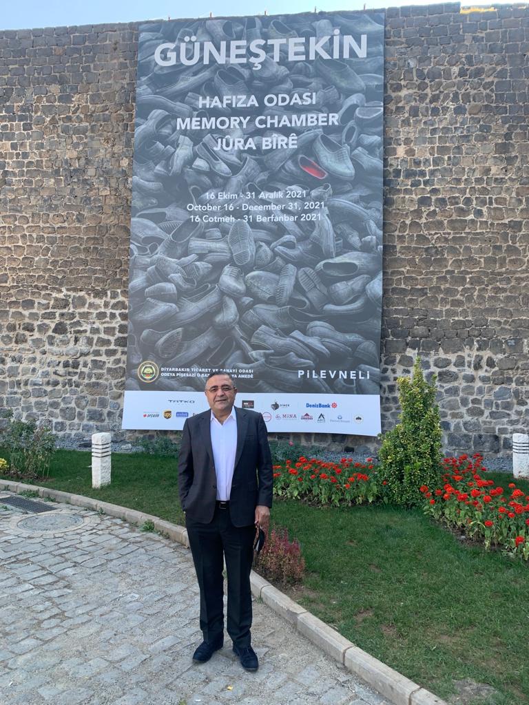 MSTanrikulu's tweet photo. Sevgili Ahmet Güneştekin'in geçmişle yüzleşmemize ve adalet üzerinden bir gelecek inşa etmemize ışık tutan bu önemli sergisini sadece Diyarbakırlıların değil Türkiye'den herkesin ziyaret etmesini öneriyorum.
#HafızaOdası
#MemoryChamber
#JûraBîrê https://t.co/kogJ6lKvBm