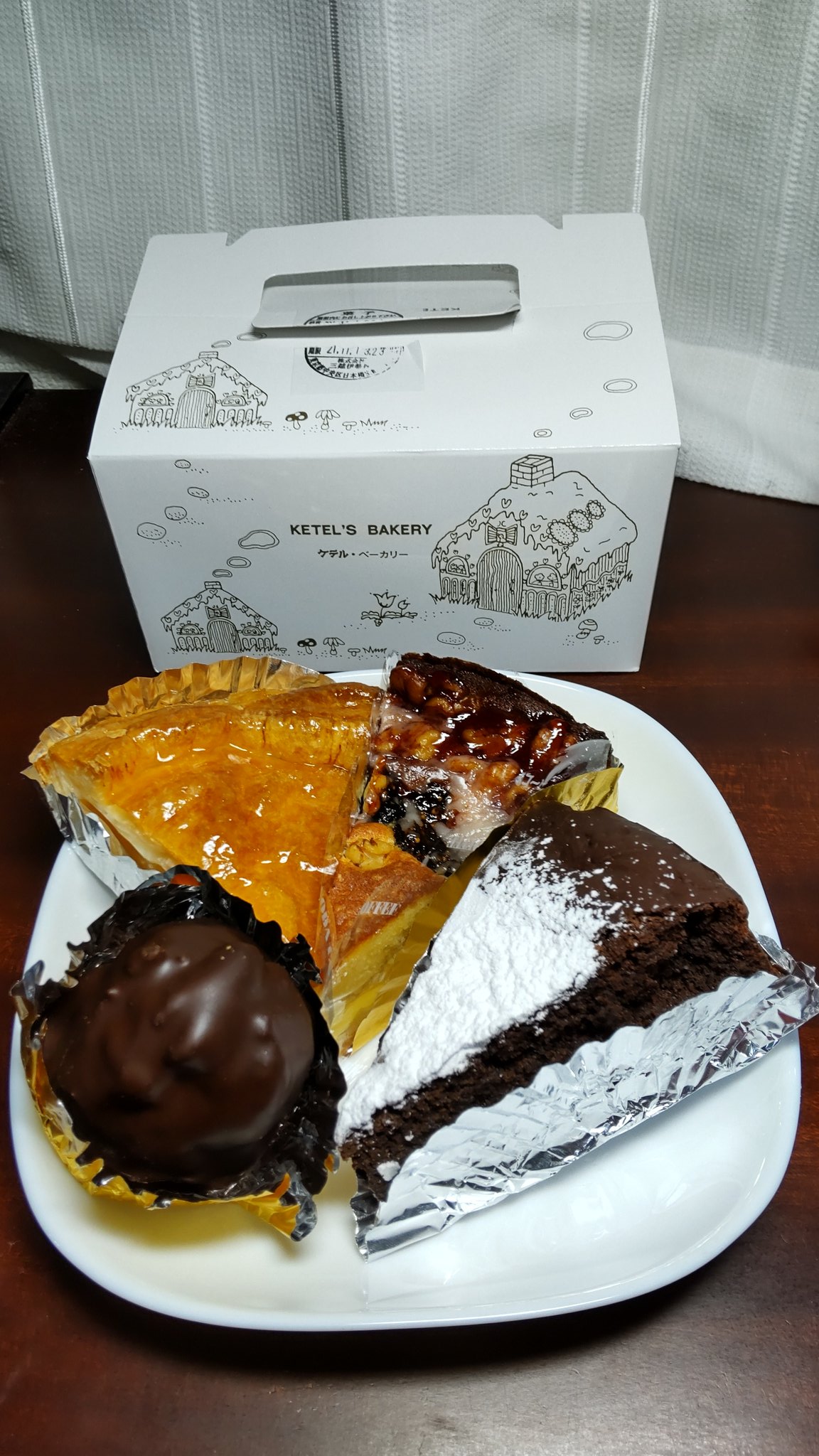 ひなじー 追い ー ン おててで１０回以上の噴水 本日の洛趣展 四 京都といえばイノダコーヒー ケーキ部門はケテルっていうんだよ アップルパイ ファイゲルトルテ ラムロック フォンダンショコラ お気に入りの四天王 ことラムロックは