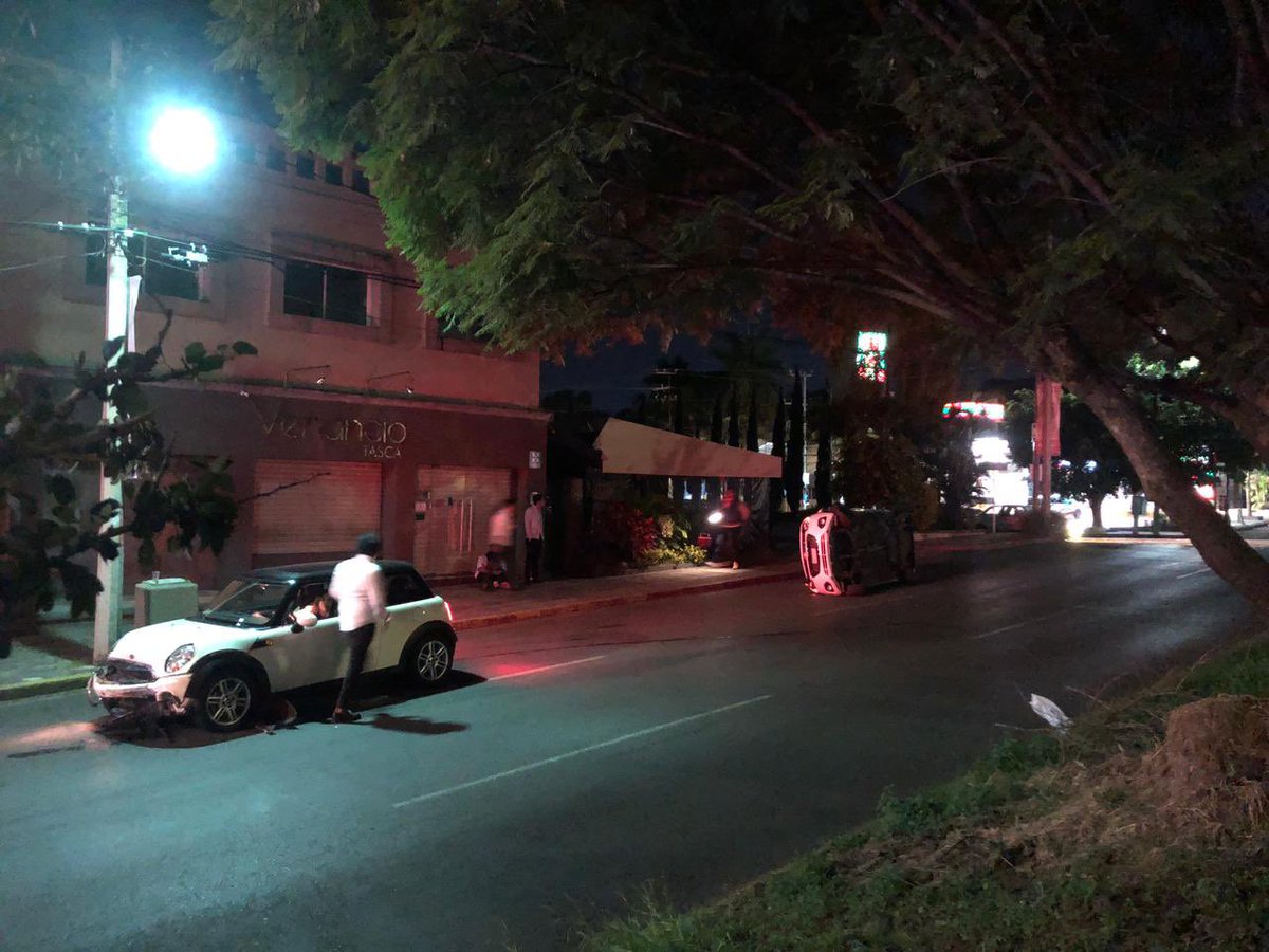 DENUNCIAMORELOS's tweet photo. Conductora alcoholizada se pasa el alto y embiste a un Über con pasajero en Av. Río Mayo y Teopanzolco. En Cuernavaca. #sos #cuernavaca #Accidente #morelos https://t.co/Y75wanbtAZ
