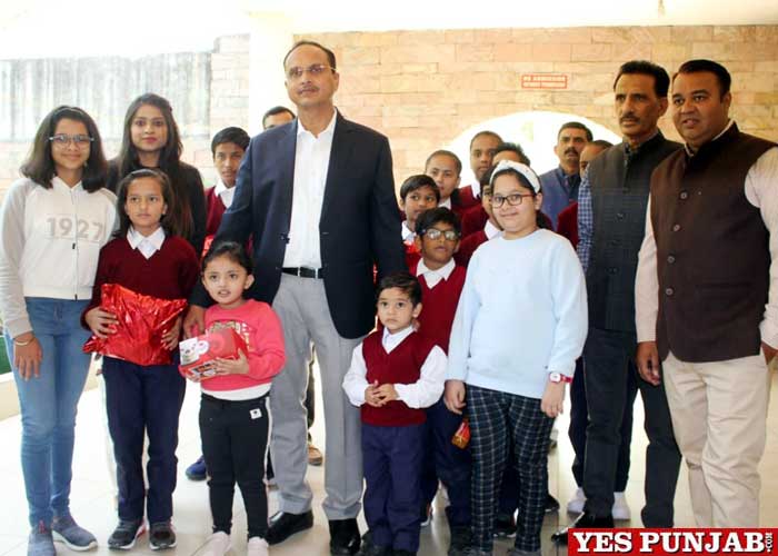 yespunjab's tweet photo. Ludhiana DC Varinder Sharma celebrates Children's Day with kids
#Ludhiana #DC #VarinderKumarSharma #ChildrensDay #JawaharlalNehruji #ChachaNehruji #YesPunjab
https://t.co/6XbauKsfM3 https://t.co/FQtgyO50ft