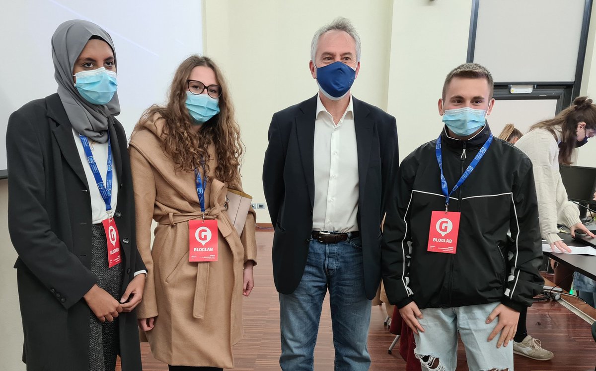 ConsLomb's tweet photo. #glocal21 ora redazioni di #BlogLab al lavoro in vista della premiazione che si terrà questa sera alle 18 a #Varese presso @vacamcom https://t.co/cyVBp0EtWa
