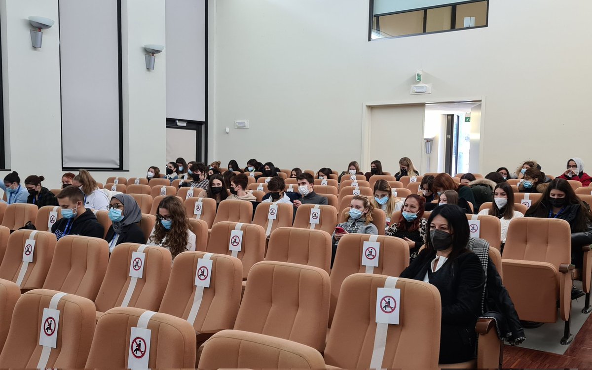 ConsLomb's tweet photo. #glocal21 ora redazioni di #BlogLab al lavoro in vista della premiazione che si terrà questa sera alle 18 a #Varese presso @vacamcom https://t.co/cyVBp0EtWa
