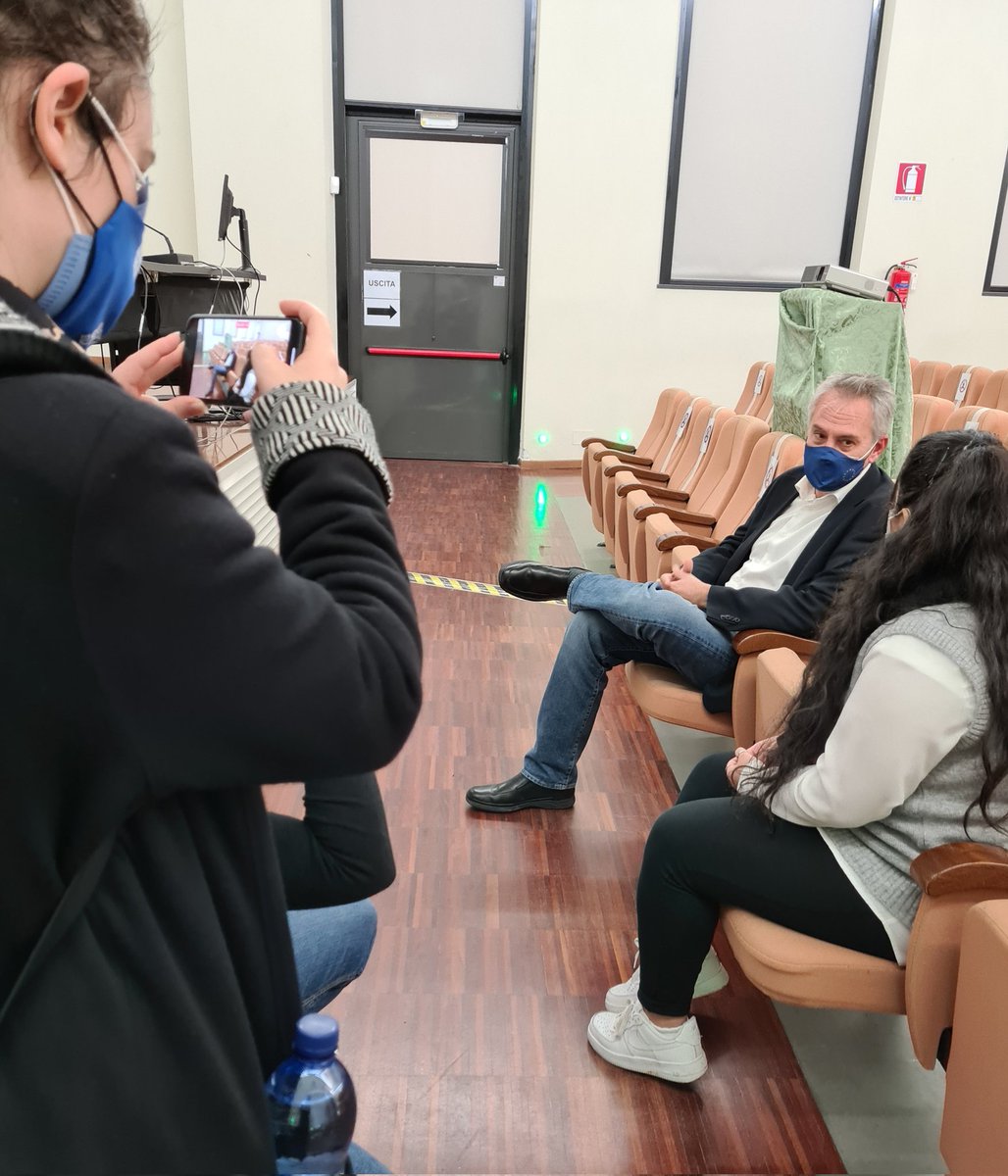 ConsLomb's tweet photo. #glocal21 ora redazioni di #BlogLab al lavoro in vista della premiazione che si terrà questa sera alle 18 a #Varese presso @vacamcom https://t.co/cyVBp0EtWa