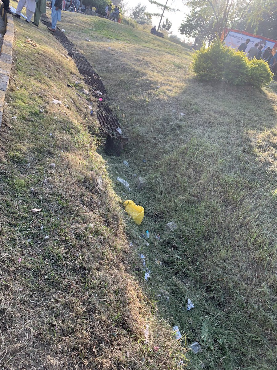 AsmaAbb46981382's tweet photo. #CDAchairman #CDAenviorment #F9Park #Islamabad #FatimaJinnahpark 
Would like to bring to your notice the unbelievable amount of litter being thrown at the MassCovid Center F-9 Park! https://t.co/7v23ciSN7k